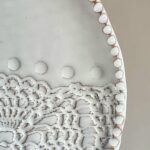 Plato Tapete de la Abuela en terracota blanca - Imagen 3