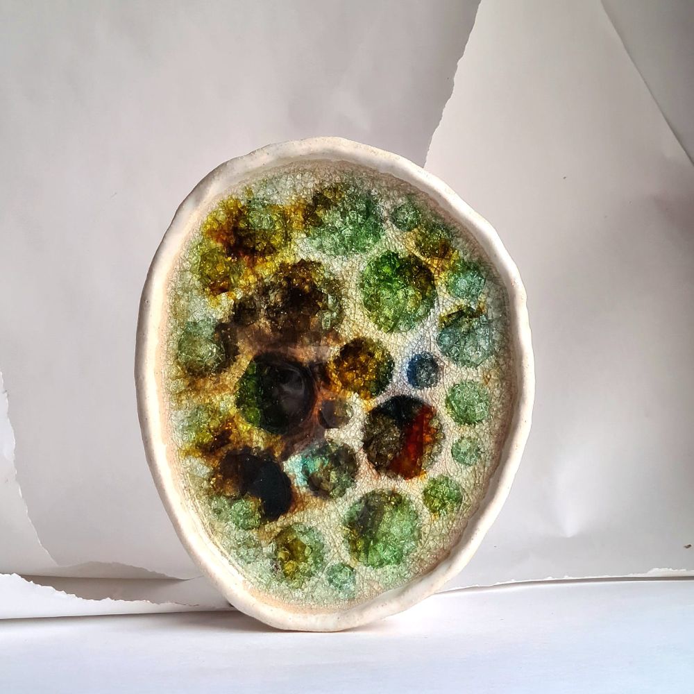 plato decorativo con cristales fundidos